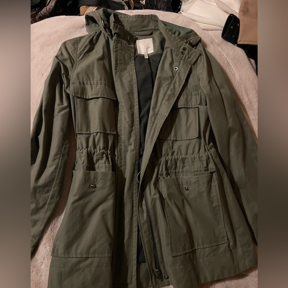 Like new Joie lightweight rain/spring coat. Worn once, excellent condition!